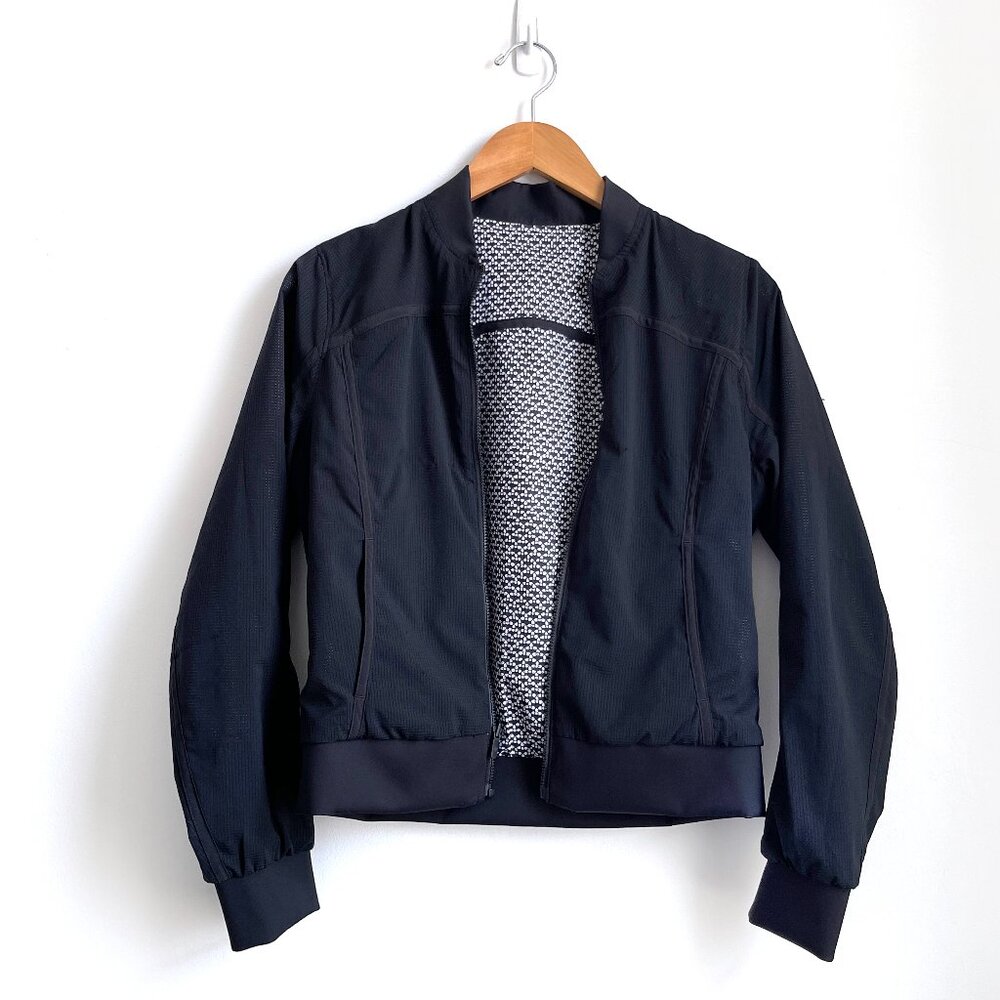 Lululemon Bomb Around Jacket *Reversible
Monochromic Black / Black size 4